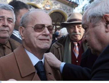 Συγκλονίζει η εικόνα του Θανάση στην κηδεία του Παύλου Γιαννακόπουλου (φωτο)